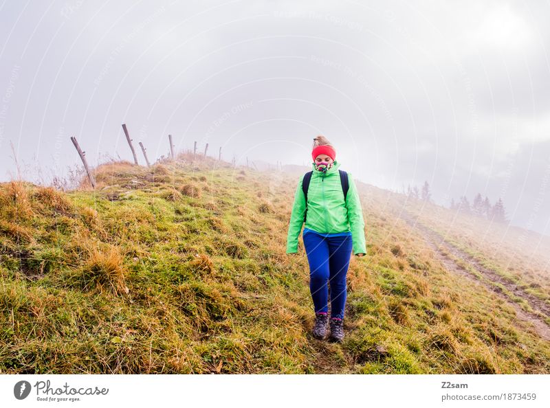 Irgendwo im nirgendwo Freizeit & Hobby Berge u. Gebirge wandern Sport Junge Frau Jugendliche 18-30 Jahre Erwachsene Natur Landschaft Herbst schlechtes Wetter