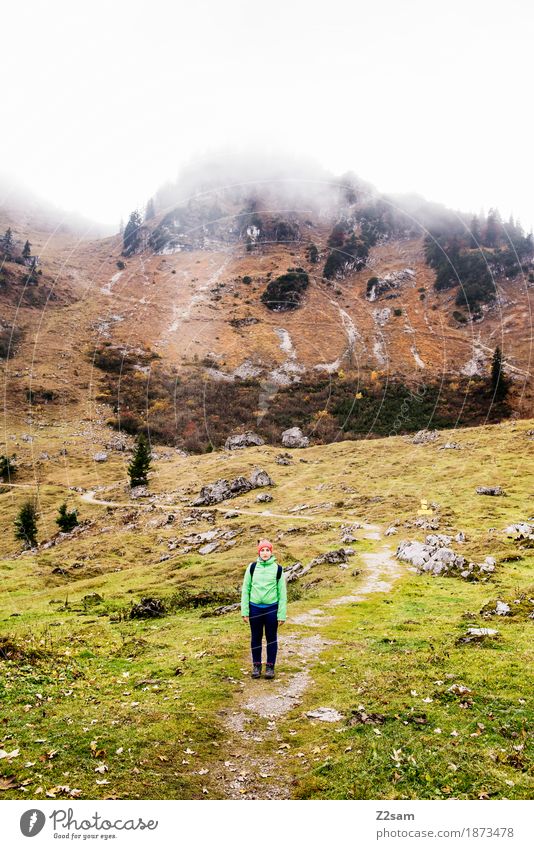 kleines Mädchen - großer Berg Freizeit & Hobby Berge u. Gebirge wandern Junge Frau Jugendliche 18-30 Jahre Erwachsene Natur Landschaft Wolken Herbst