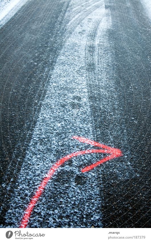 Spurwechsel Winter Schnee Verkehr Verkehrswege Autofahren Straße Zeichen Schilder & Markierungen Pfeil kalt rot Mobilität Spuren Glätte gefroren Farbfoto