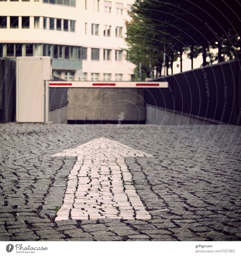 going underground Stadt Haus Parkhaus Gebäude Architektur Verkehr Autofahren Straße Wege & Pfade Schranke Zeichen Schilder & Markierungen Tiefgarage Parkplatz