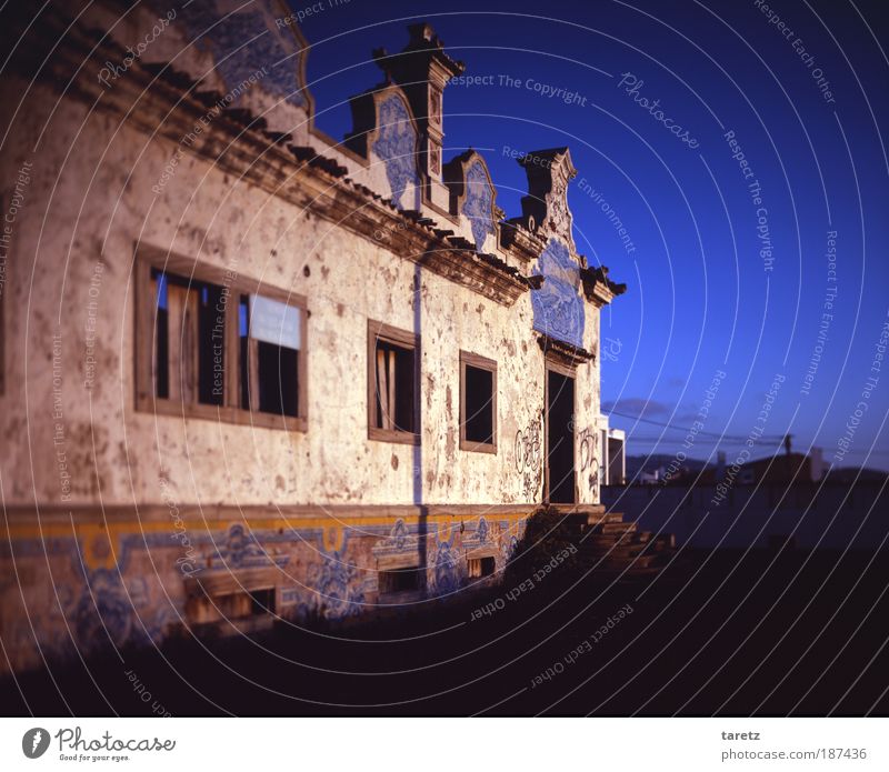 Vergangener Glanz II Portugal Ruine Mauer Wand Fassade Fenster Tür alt Armut ästhetisch Azulejos Gutshaus Verfall Endzeitstimmung beeindruckend geheimnisvoll