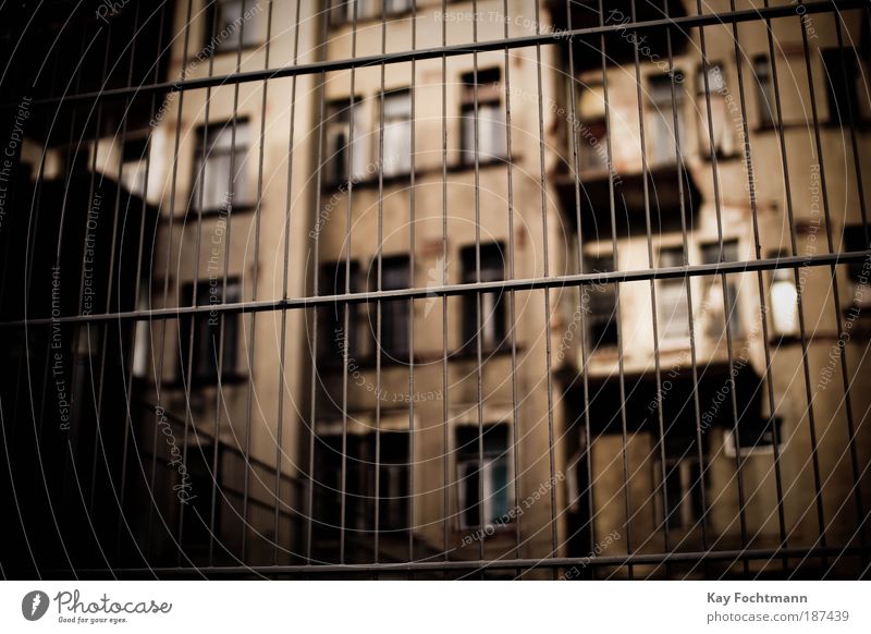 behind bars Wohnung Renovieren Europa Stadt Menschenleer Hochhaus Gebäude Architektur Fassade Balkon Fenster Zaun alt dreckig dunkel braun Sicherheit Schutz