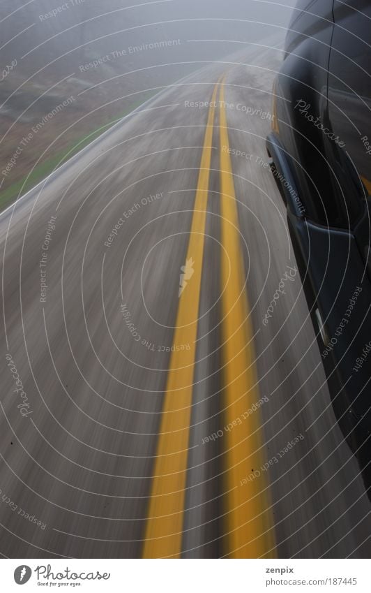 Geschwindigkeitsübertretung Verkehr Verkehrsmittel Straße Autobahn Fahrzeug PKW Linie Streifen Bewegung fahren Risiko Asphalt KFZ Farbfoto Gedeckte Farben