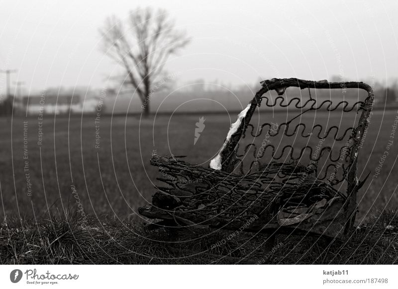 Take A Seat Landschaft Winter Dorf Metall alt dreckig dunkel hässlich kaputt schwarz weiß Stimmung Verzweiflung Verfall Vergänglichkeit Vandalismus Autositz