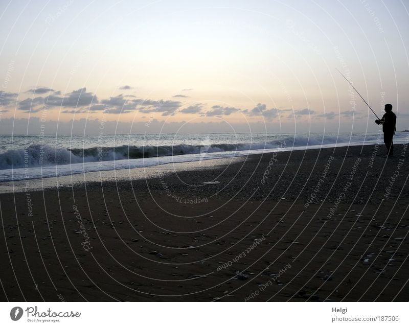 einsamer Angler Mensch maskulin Mann Erwachsene 1 Umwelt Natur Landschaft Sand Wasser nur Himmel Wolken Horizont Herbst Schönes Wetter Wellen Küste Strand Meer