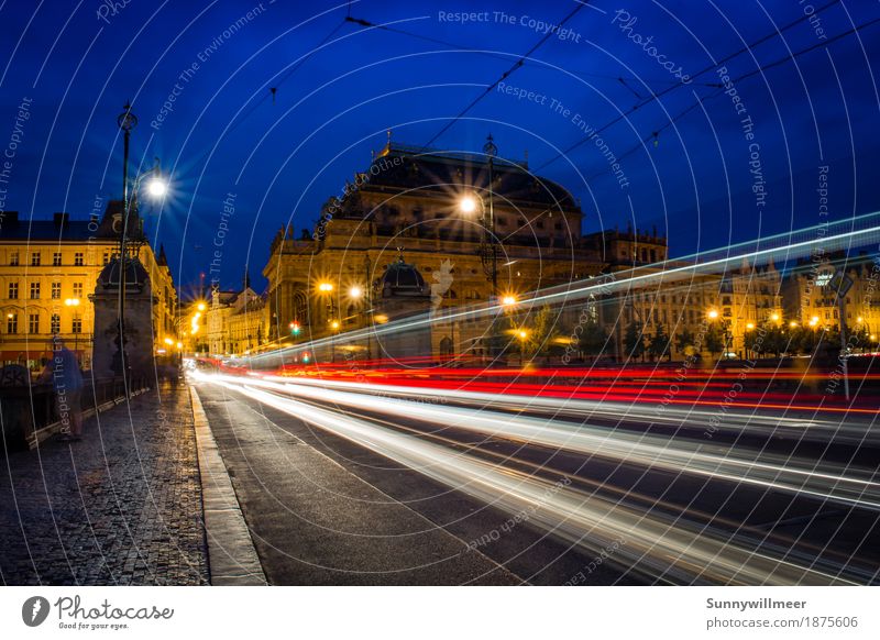 Prag bei Nacht Stadt Hauptstadt Haus Gebäude Sehenswürdigkeit Verkehr Verkehrsmittel Verkehrswege Personenverkehr Straßenverkehr PKW Schienenverkehr Straßenbahn