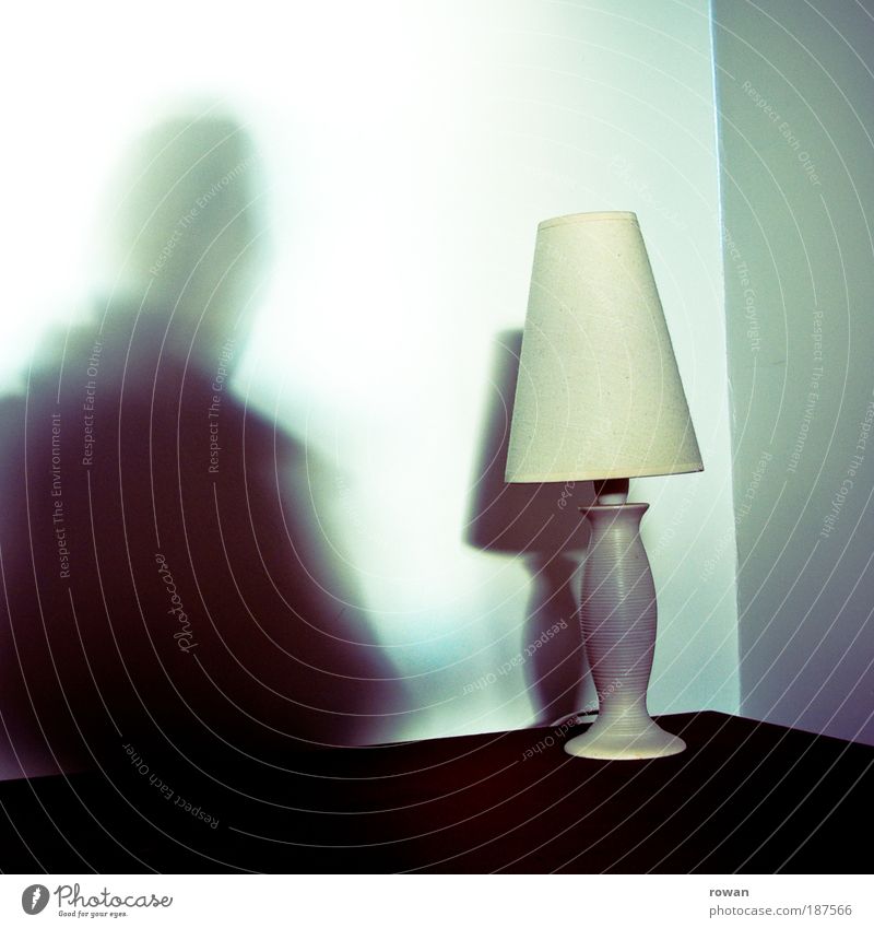 schattenmann Mann Erwachsene Schatten Schattenspiel Lampe Stehlampe Tisch Ecke Geister u. Gespenster Silhouette Lampenschirm Farbfoto Gedeckte Farben