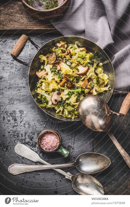 Vegetarisches Gericht mit Kohl und Pilzen Gemüse Suppe Eintopf Kräuter & Gewürze Ernährung Mittagessen Bioprodukte Vegetarische Ernährung Diät Geschirr Topf