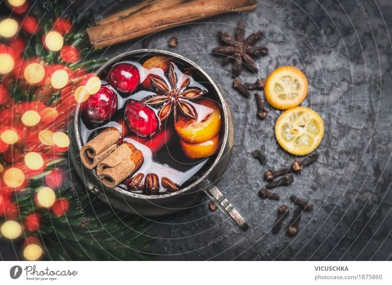 Tasse mit Glühwein , Gewürzen und Bokeh Beleuchtung Lebensmittel Frucht Kräuter & Gewürze Ernährung Festessen Getränk Heißgetränk Stil Design Winter