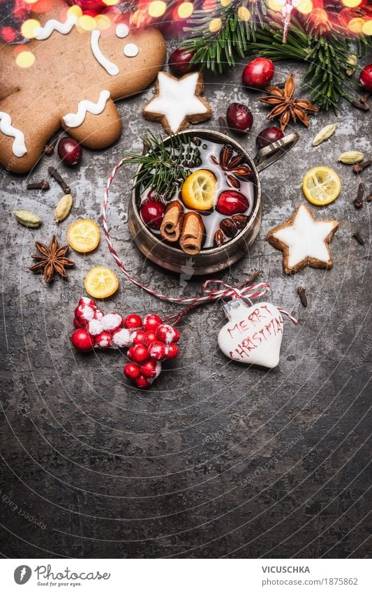 Glühwein mit Gewürzen, Plätzchen und Lebkuchenmann Kuchen Dessert Süßwaren Ernährung Festessen Getränk Heißgetränk Geschirr Tasse Stil Design Freude Winter