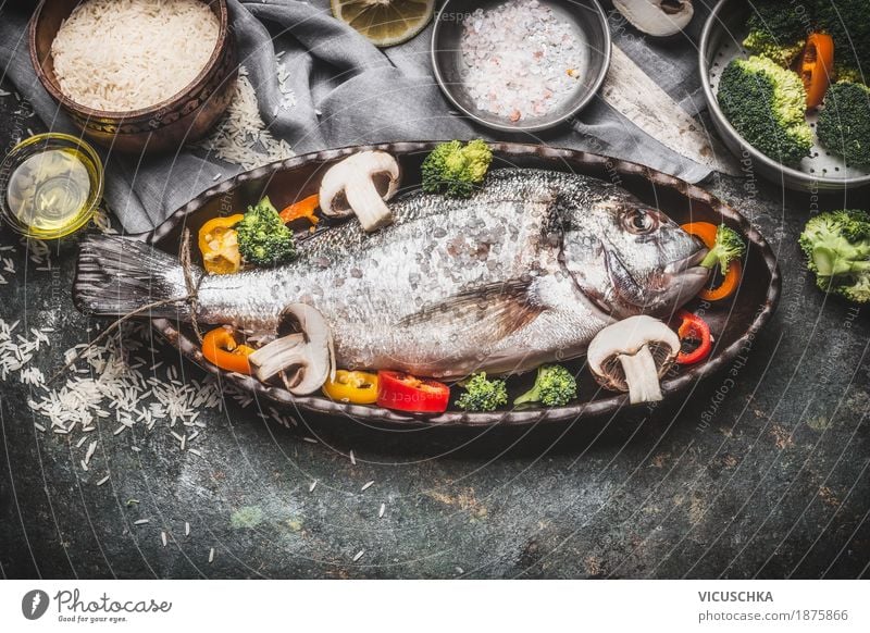 Fischgericht mit Reis und Gemüse Lebensmittel Kräuter & Gewürze Ernährung Mittagessen Abendessen Bioprodukte Diät Geschirr Schalen & Schüsseln Topf Messer Stil