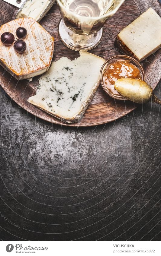 Wein und Käse Lebensmittel Frucht Festessen Getränk Alkohol Stil Design Häusliches Leben Tisch Restaurant gelb Snack Käseplatte Weichkäse Camembert rustikal