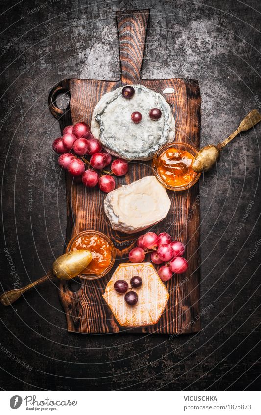 Weichkäse-Auswahl mit Trauben und Honig-Senf-Sauce Lebensmittel Käse Milcherzeugnisse Frucht Dessert Ernährung Büffet Brunch Festessen Geschirr