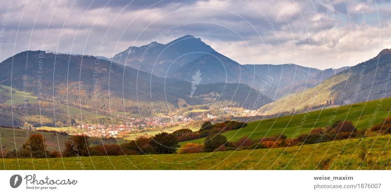 Sonniges Morgenpanorama des Slowakei-Herbstes. Ländlicher Herbst Berg Ferien & Urlaub & Reisen Tourismus Ausflug Ferne Freiheit Sommer Berge u. Gebirge wandern