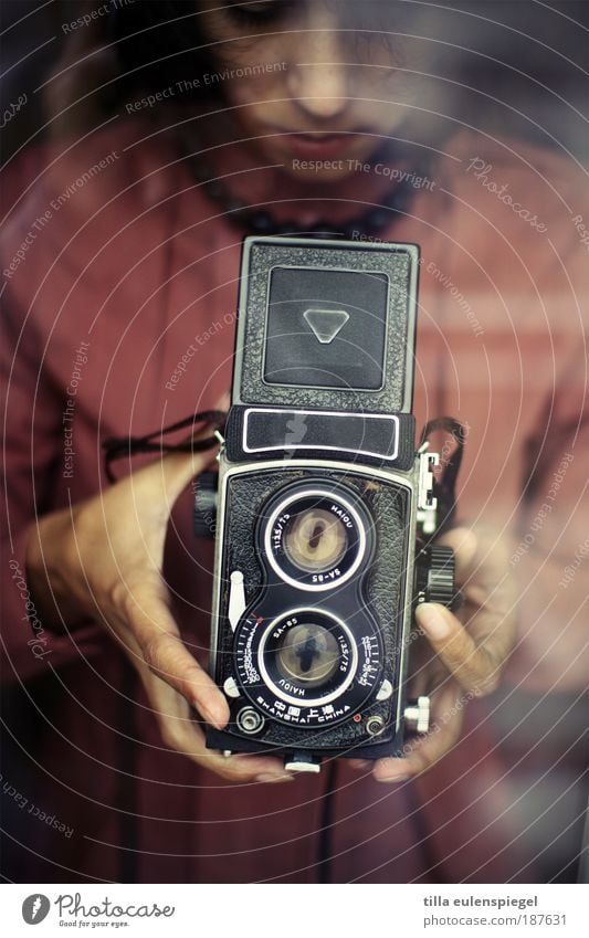 Technik, die begeistert. Fotokamera feminin Frau Erwachsene Leben 1 Mensch 18-30 Jahre Jugendliche schwarzhaarig beobachten alt historisch Originalität