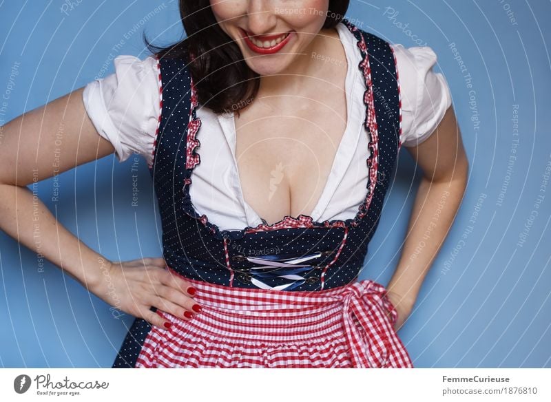 O'zapft is! (06) feminin Junge Frau Jugendliche Erwachsene 1 Mensch 18-30 Jahre 30-45 Jahre ästhetisch Bayern München Oktoberfest Biergarten Dekolleté