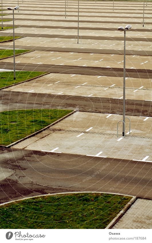 \\\_03 Parkplatz leer Straße Straßenverkehr KFZ Abstellplatz Grünstreifen Pflastersteine Teer Hochformat Außenaufnahme trist Laterne Straßenbeleuchtung Tag