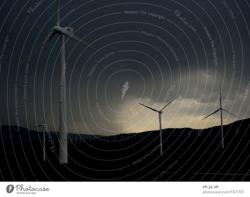 Sie sind unter uns Erneuerbare Energie Windkraftanlage Landschaft Wolken Feld Hügel bedrohlich dunkel trist grau schwarz Traurigkeit tripods Armee