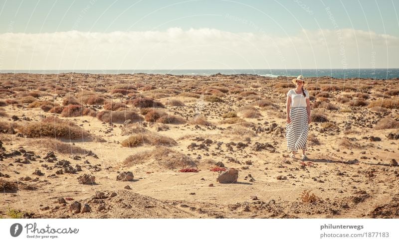 Dame am Strand Ferien & Urlaub & Reisen Ausflug Abenteuer Ferne Kreuzfahrt Safari Expedition feminin Frau Erwachsene 1 Mensch Sand Luft Wasser Klima