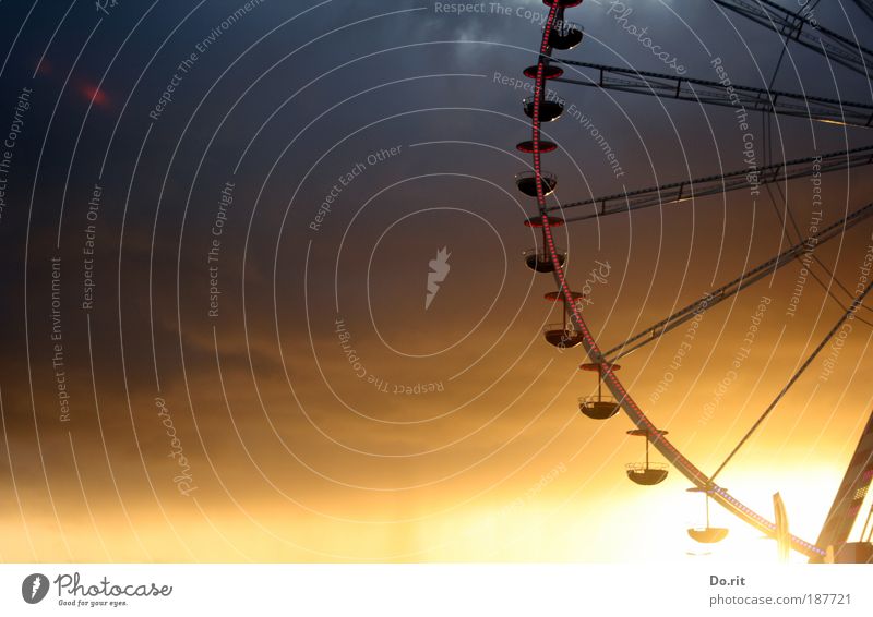 der Sonne entgegen Jahrmarkt drehen standhaft Riesenrad Entertainment Stabilität Bewegung Kreis Fahrgeschäfte Farbfoto Außenaufnahme Abend Dämmerung Silhouette