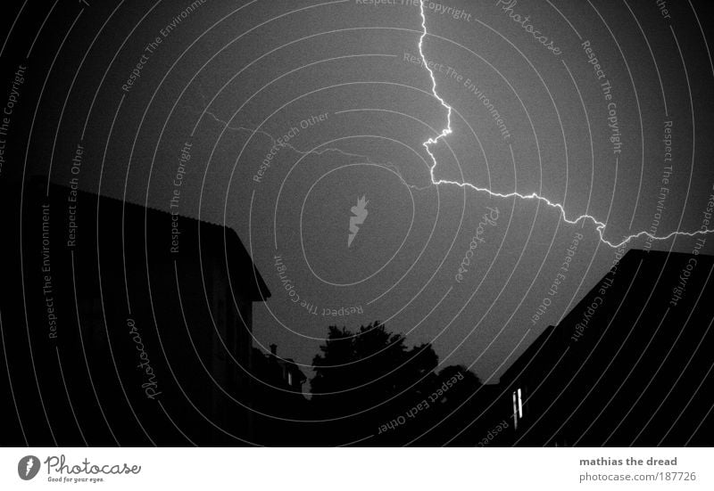 ZORN DES ZEUS Umwelt Natur Urelemente Gewitterwolken Nachthimmel Sommer Klima Wetter schlechtes Wetter Sturm Regen Blitze Baum Stadt Bauwerk Gebäude dunkel kalt