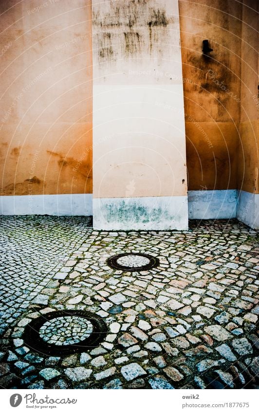 Katzenköpfe Bautzen Deutschland Kleinstadt Altstadt Mauer Wand Fassade Gasse Kopfsteinpflaster Gully alt eckig einfach historisch Stadt blau orange Ecke