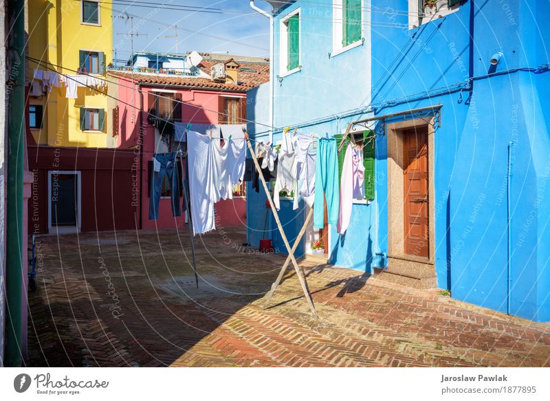 Hung Wäsche auf den Linien vor Häusern in Burano. Lifestyle Ferien & Urlaub & Reisen Tourismus Sommer Meer Insel Haus Himmel Wolken Gebäude Architektur Fassade