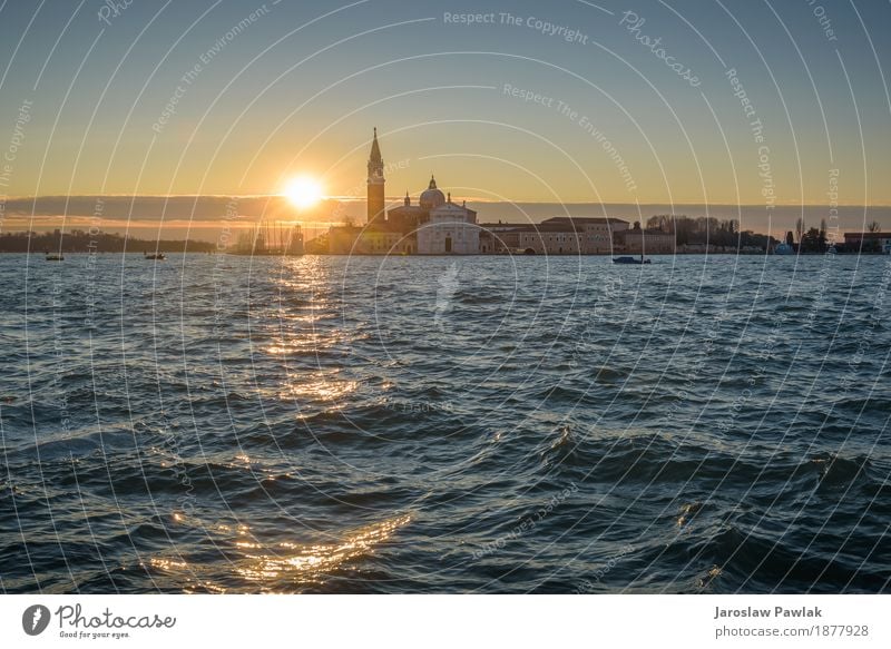 Lagune bei Sonnenaufgang. Ferien & Urlaub & Reisen Tourismus Sommer Meer Insel Landschaft Stadt Kirche Hafen Verkehr Wasserfahrzeug groß historisch Tradition