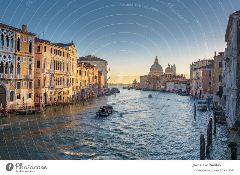 Wasserkanäle die größten Touristenattraktionen in Italien, Venedig. Ferien & Urlaub & Reisen Tourismus Sommer Sonne Meer Haus Himmel Fluss Kirche Brücke Gebäude