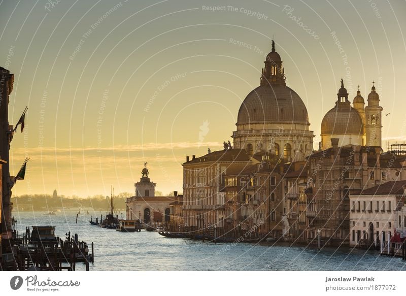 Wasserkanäle die größten Touristenattraktionen in Italien, Venedig. Ferien & Urlaub & Reisen Tourismus Sommer Sonne Meer Haus Himmel Fluss Kirche Brücke Gebäude