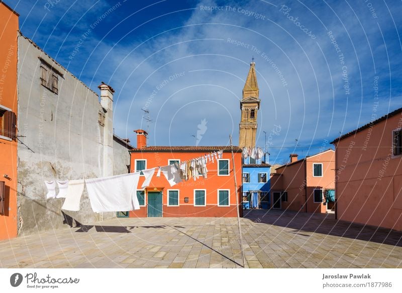 Hung Wäsche auf den Linien vor Häusern in Burano. Lifestyle Ferien & Urlaub & Reisen Tourismus Sommer Meer Insel Haus Himmel Wolken Gebäude Architektur Fassade