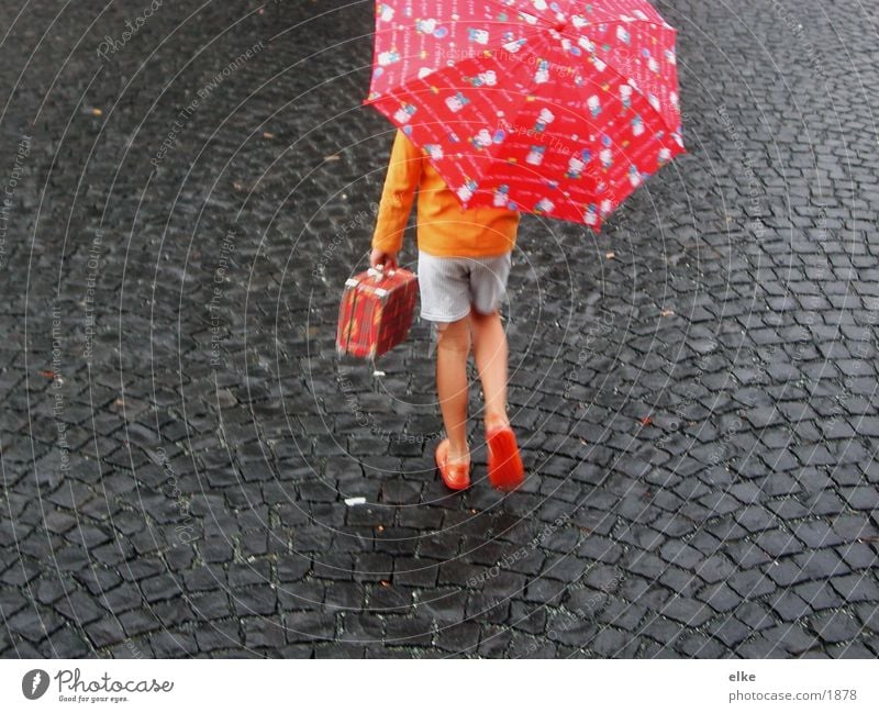 ab in den süden Kind gehen Regenschirm Asphalt Mensch Bewegung Stein