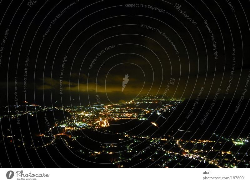 Meran - Zimmer mit Aussicht3 Südtirol Nachthimmel Stern Horizont Sommer schlechtes Wetter Alpen Dorf Kleinstadt Stadt Verkehr Straßenverkehr dunkel schwarz