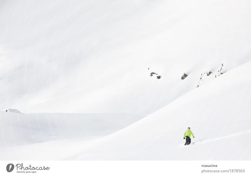 Snowboarder geht in frischem Pulverschnee bergab Ferien & Urlaub & Reisen Tourismus Abenteuer Winter Schnee Berge u. Gebirge Sport Skifahren Mensch Junge Mann