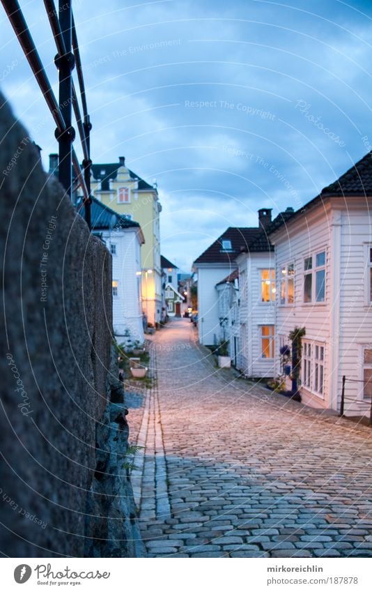 Bergen, Norway Norwegen Europa Dorf Kleinstadt Altstadt Menschenleer Haus Einfamilienhaus Architektur Verkehr Verkehrswege Personenverkehr Straße Wege & Pfade