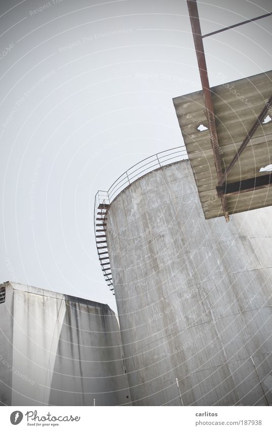 Es Sindicat Fabrik Ruine Treppe Dach Silo Tank alt bedrohlich groß rund grau Ende Endzeitstimmung Konkurrenz Krise Vergänglichkeit Außentreppe Geländer