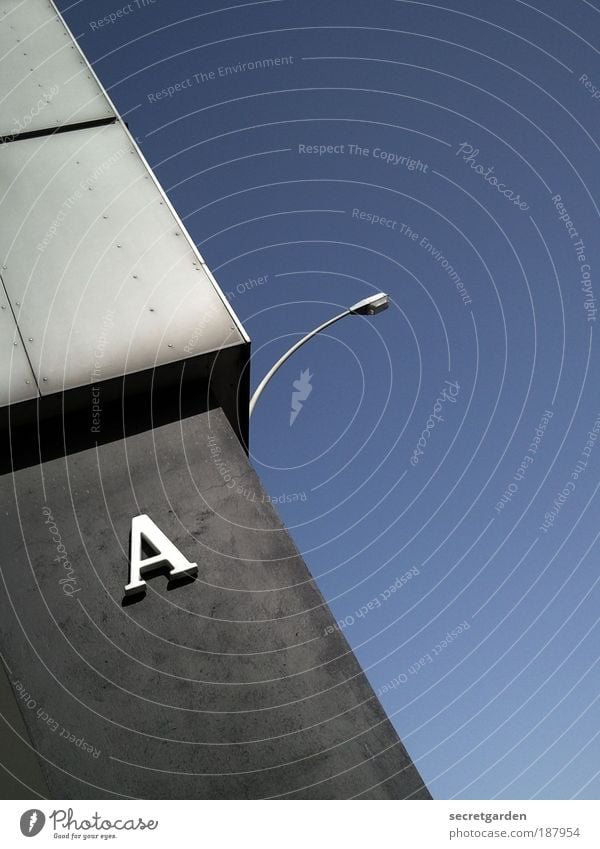 A wie Auf ins neue Jahr! Hörsaal Wolkenloser Himmel Hochhaus Mauer Wand Laterne Schriftzeichen Linie blau grau Ordnungsliebe rein Symmetrie Fassadenverkleidung