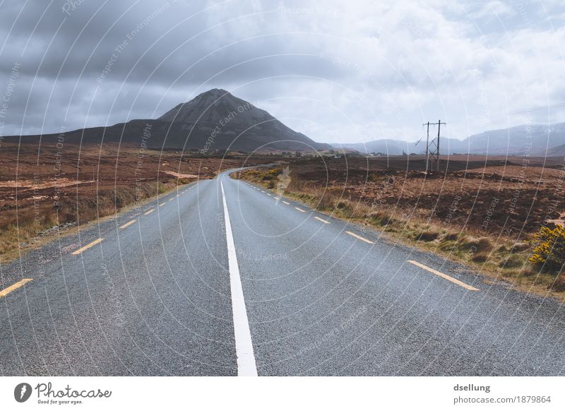 errigal. Umwelt Natur Landschaft Himmel Wolken Frühling Sommer Herbst Wetter Wiese Feld Hügel Berge u. Gebirge Straße Ferne frei gigantisch groß braun grau grün