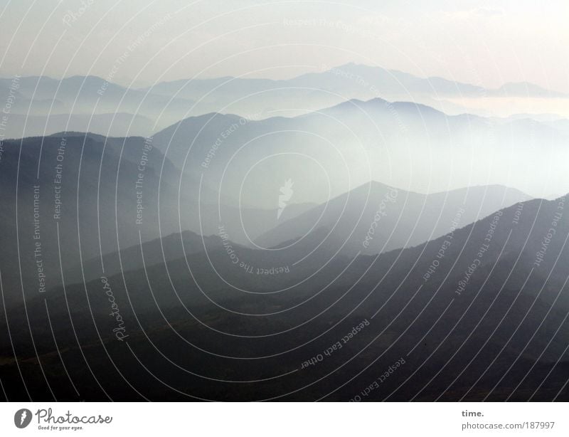 Der Ferne so nah Berge u. Gebirge Horizont Dämmerung Gipfel blau Nebel Dunst Wolken Sehnsucht Traurigkeit Frankreich Spanien Tal Schlucht Bewaldung Pflanze