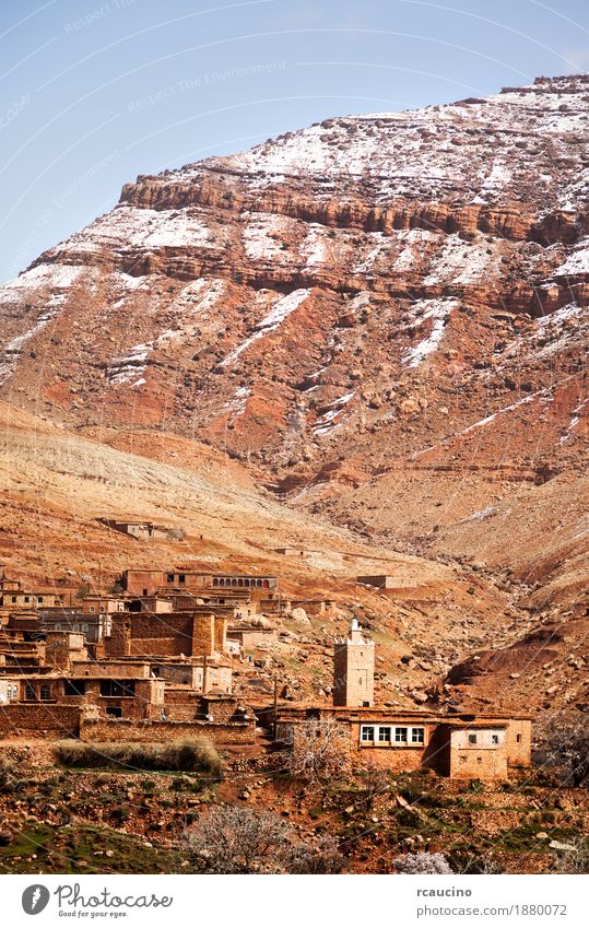 Hohes Atlasdorf im Winter, Marokko. Ferien & Urlaub & Reisen Tourismus Ausflug Abenteuer Schnee Berge u. Gebirge Natur Landschaft Hügel Dorf rot Afrika arabisch