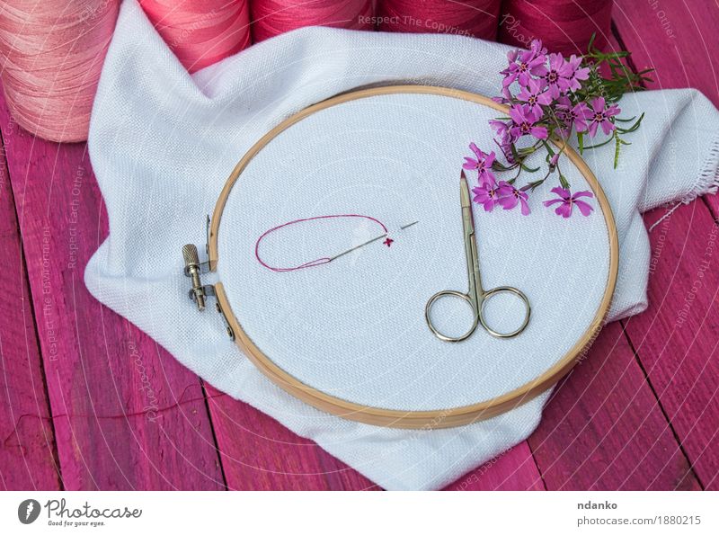 Rosa Faden und weißer Stoff im hölzernen Stickrahmen Freizeit & Hobby Handarbeit Stickereien Schere Mode Holz rosa rot genießen Tradition Garnspulen Leinwand