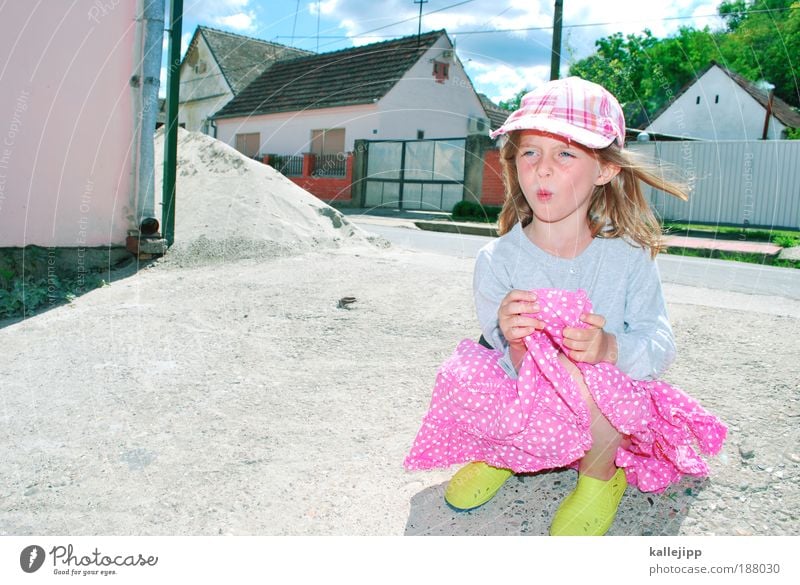 farbe bekennen Lifestyle Spielen Mensch Mädchen 1 3-8 Jahre Kind Kindheit Baum Dorf Einfamilienhaus Straße Wege & Pfade Kleid Schuhe Gummistiefel Mütze hocken