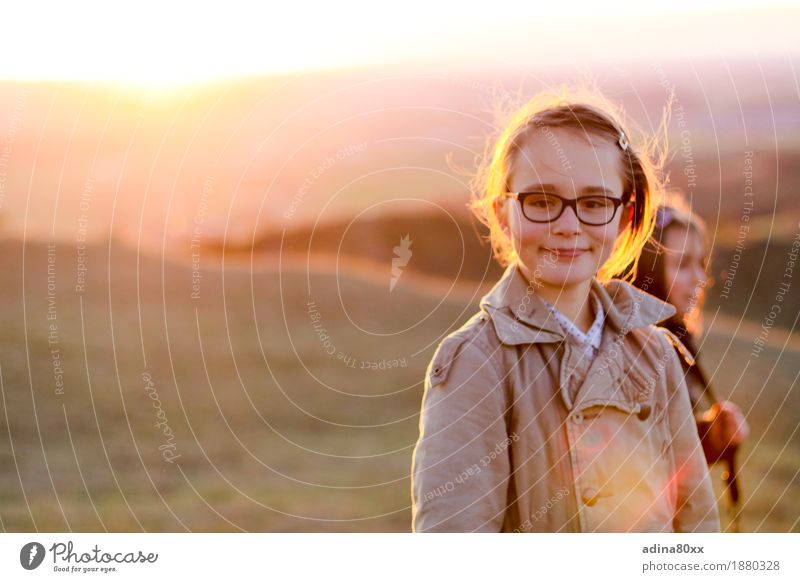 Sonne im Herbst Mädchen Natur Sonnenaufgang Sonnenuntergang frei Freundlichkeit schön Gefühle selbstbewußt Glück Horizont Inspiration Kindheit Lebensfreude