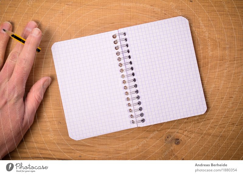 Hand mit Bleistift und Ringbuch Büro Business Notebook Musiknoten Schreibwaren Papier Zettel Schreibstift zeichnen schreiben paper writing open left table