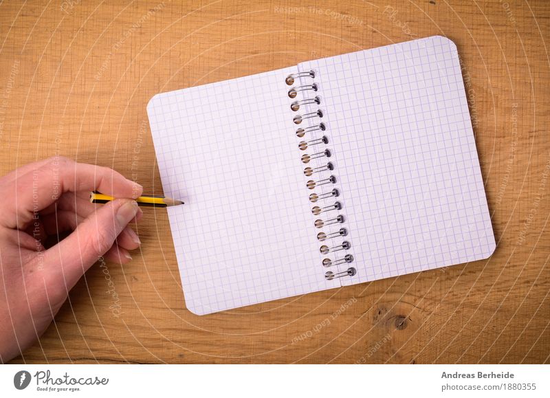 Hand mit Ringbuch Büro Business Notebook Musiknoten Schreibwaren Papier Zettel Schreibstift zeichnen schreiben paper writing open left table Hintergrundbild