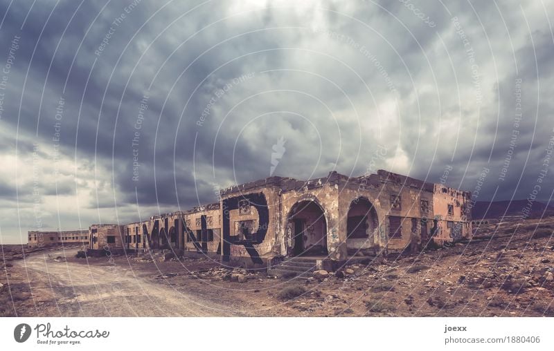 Ruine einer Leprastation in Spanien Gebäude Wolken alt Verfall Abades Haus Mauer Wand Endzeitstimmung Wege & Pfade hässlich braun grau schwarz Tod bizarr ruhig