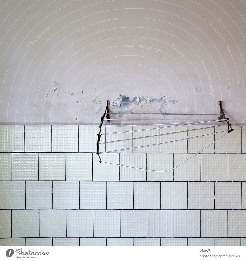 Wäschetrockner Häusliches Leben Wohnung Renovieren Innenarchitektur Dekoration & Verzierung Raum Bad Mauer Wand Fassade Stein Beton Zeichen alt dreckig dunkel