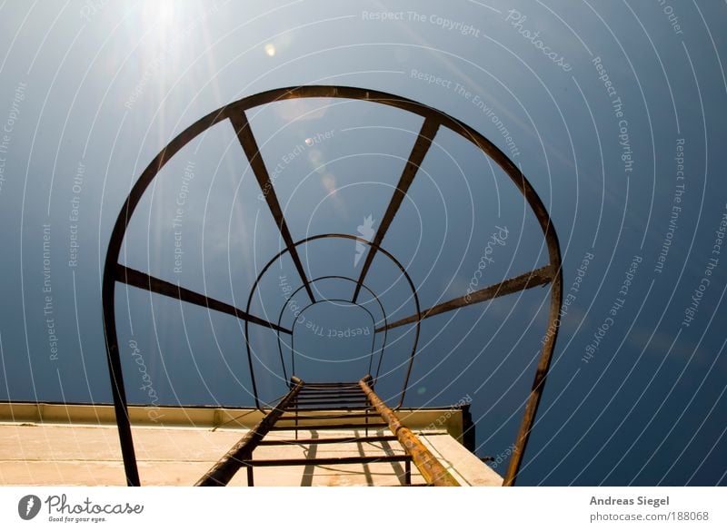 Hochstart Wolkenloser Himmel Sonne Haus Bauwerk Gebäude Architektur Mauer Wand Fassade Dach Leiter aufsteigen Stein Metall alt anstrengen Entschlossenheit hoch