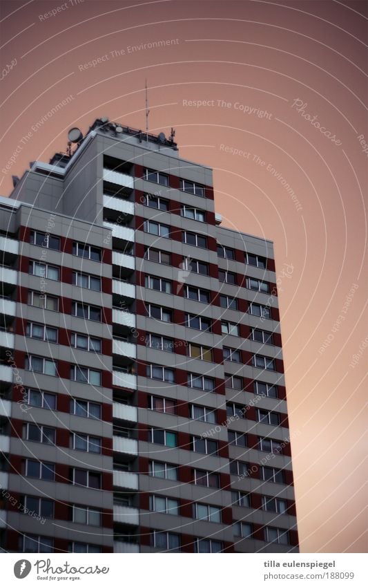 noch vom Chamandeux übrig. Städtereise Häusliches Leben Wohnung Haus Berlin Hauptstadt Menschenleer Hochhaus Fassade Balkon Fenster authentisch bedrohlich