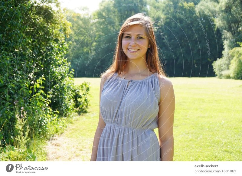 junge Frau im Park Lifestyle Freizeit & Hobby Sommer Mensch feminin Junge Frau Jugendliche Erwachsene 1 18-30 Jahre Natur Landschaft Sonnenlicht Schönes Wetter